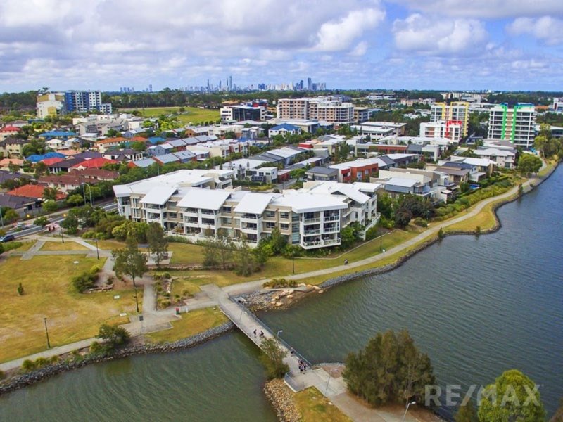 Photo - 28/1 Lakefront Cr , Varsity Lakes QLD 4227 - Image 11