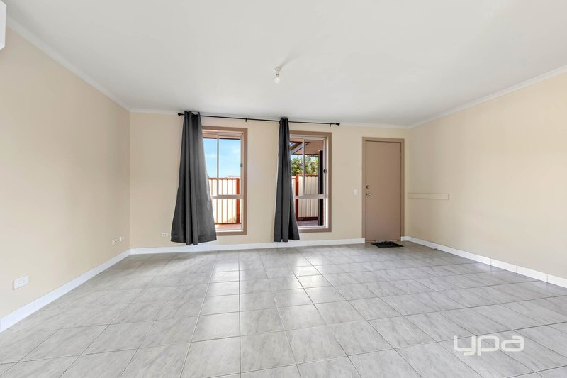 Photo - 2/81 Leonard Avenue, St Albans VIC 3021 - Image 2