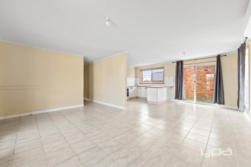 Photo - 2/81 Leonard Avenue, St Albans VIC 3021 - Image 3