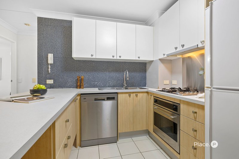 Photo - 28/11 Kitchener Street, Coorparoo QLD 4151 - Image 2