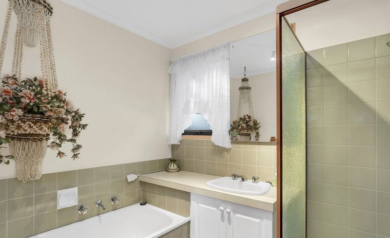 Photo - 2/83 Lamont Crescent, Cranbourne VIC 3977 - Image 4