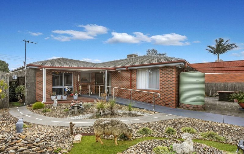 Photo - 2/83 Lamont Crescent, Cranbourne VIC 3977 - Image 5