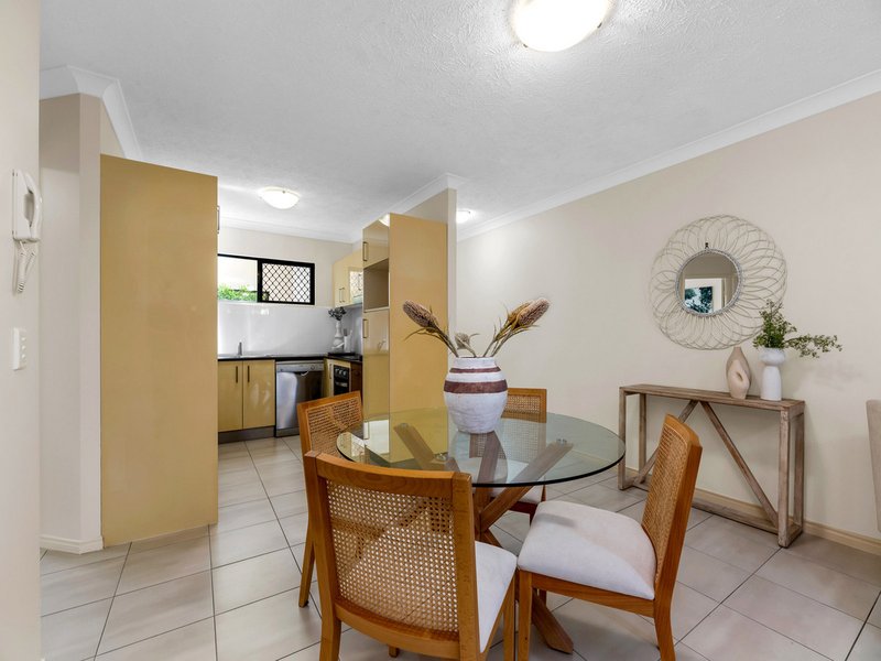 Photo - 2/84 Brookfield Road, Kedron QLD 4031 - Image 5