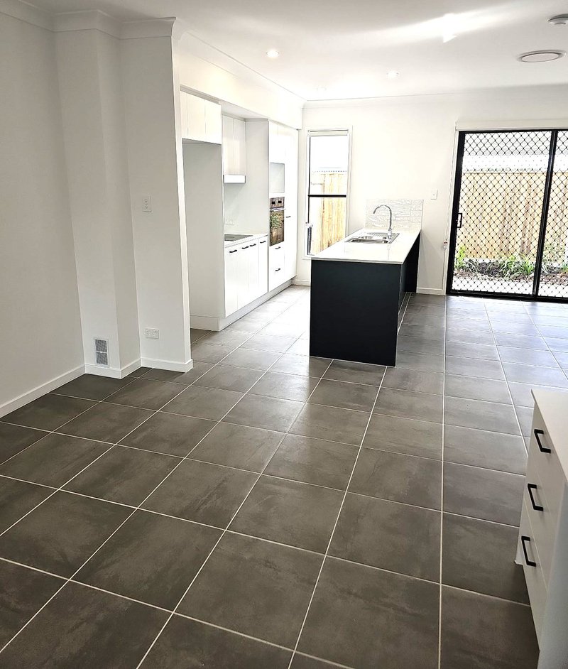 Photo - 28/5 Royal Street, Kallangur QLD 4503 - Image 2