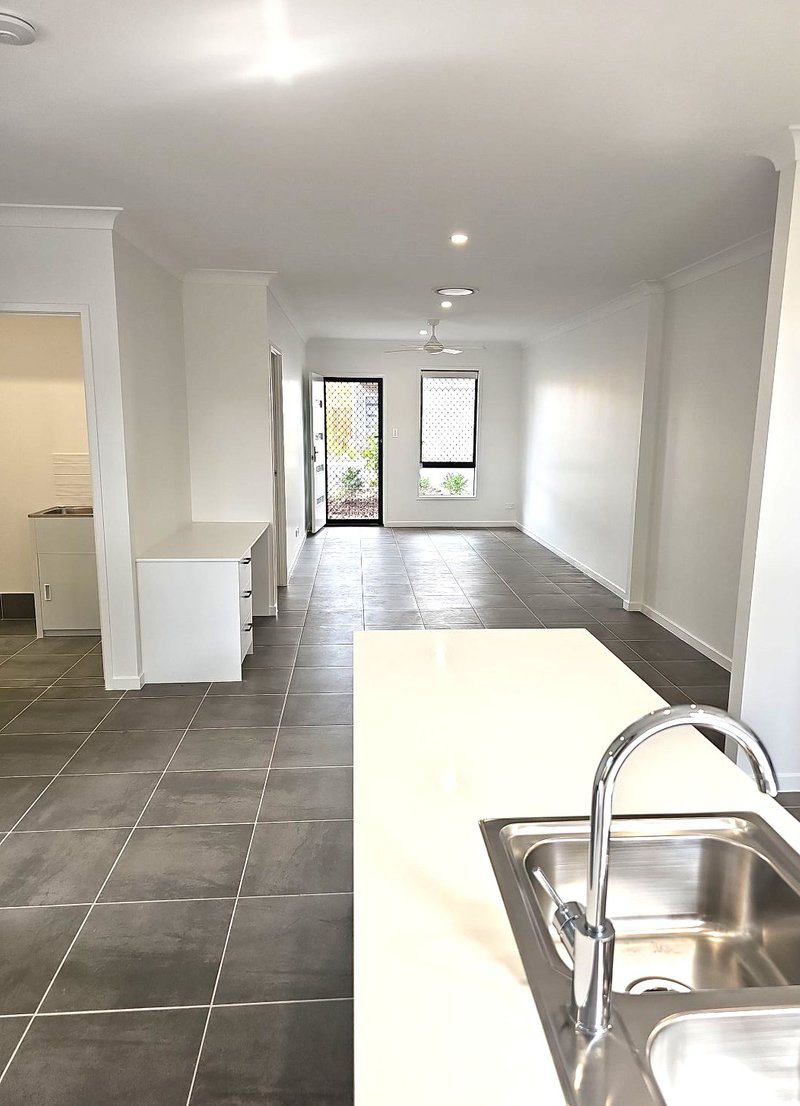 Photo - 28/5 Royal Street, Kallangur QLD 4503 - Image 3