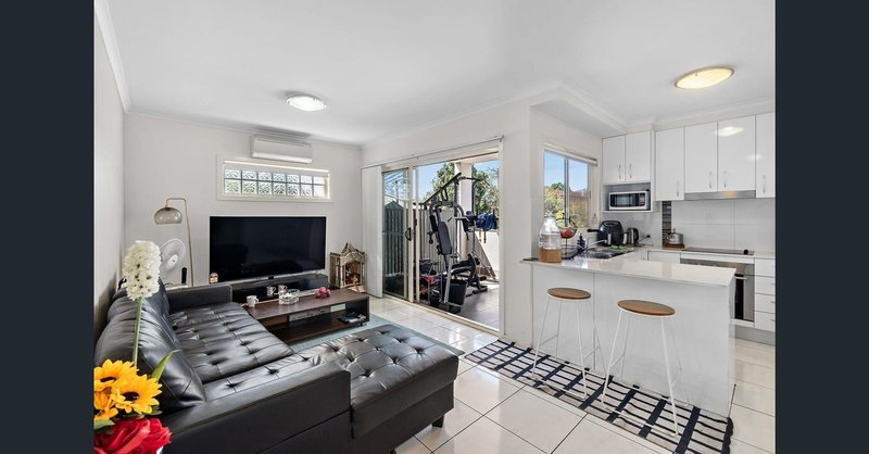 Photo - 2/854 Sandgate Road, Clayfield QLD 4011 - Image 2