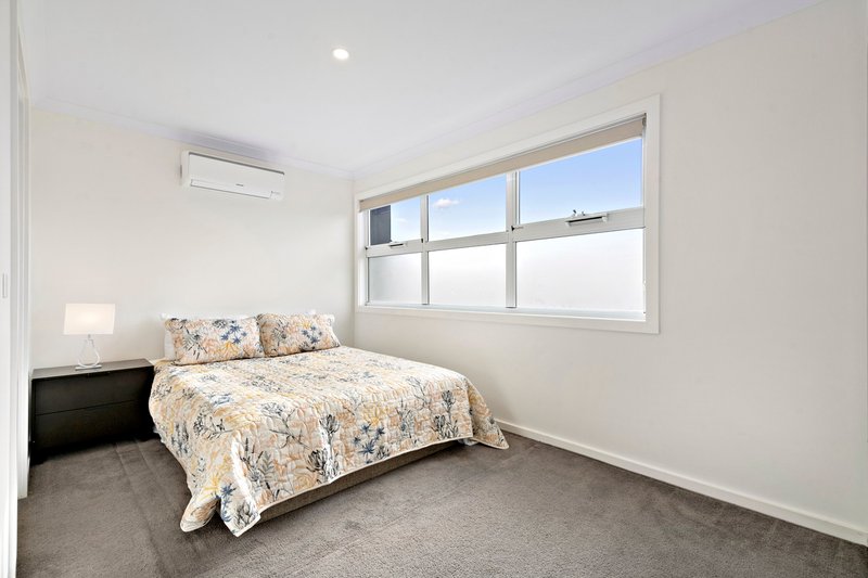 Photo - 2/87 Middleborough Road, Burwood VIC 3125 - Image 5