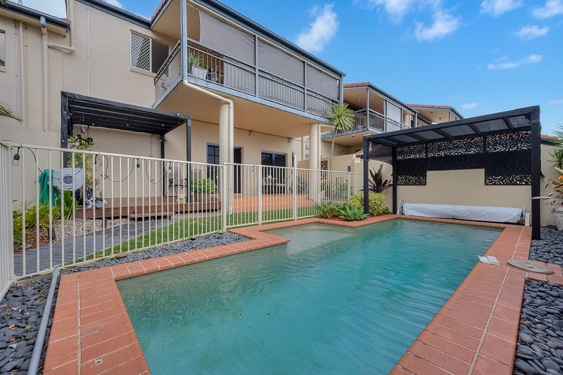 Photo - 2/9-15 Donkin Street, Scarborough QLD 4020 - Image 1