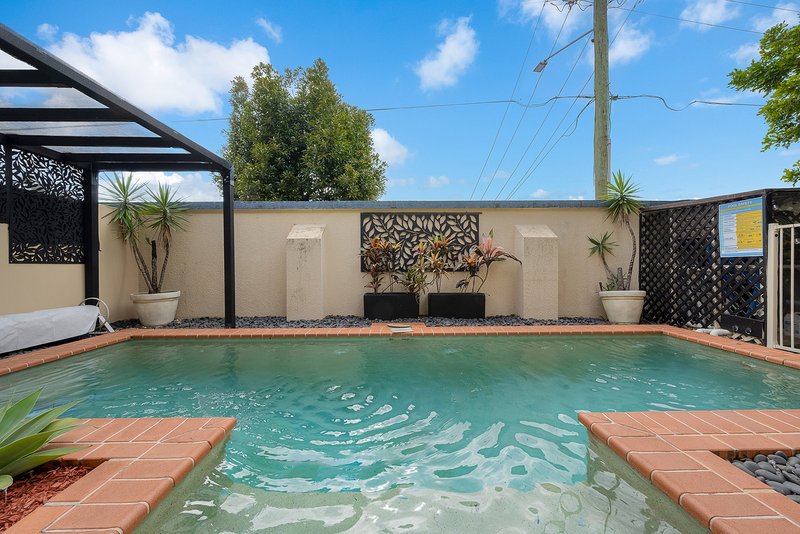 Photo - 2/9-15 Donkin Street, Scarborough QLD 4020 - Image 2