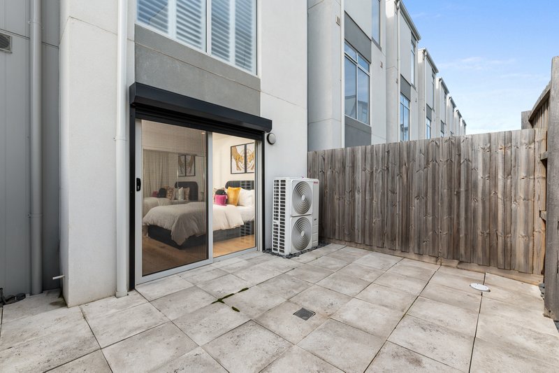 Photo - 29 Anchorage Drive, South Morang VIC 3752 - Image 15