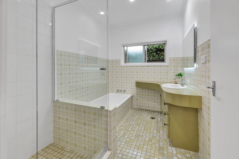 Photo - 29 Annerley Avenue, Runaway Bay QLD 4216 - Image 12
