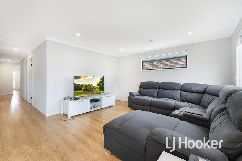 Photo - 29 Ascot Park Drive, Pakenham VIC 3810 - Image 3