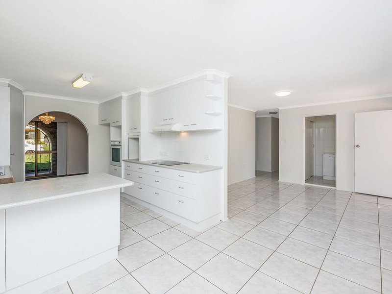 Photo - 29 Banwell Crescent, Carindale QLD 4152 - Image 2