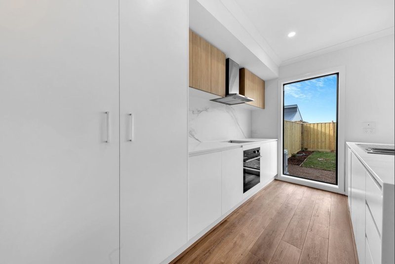 Photo - 29 Bergamot Boulevard, Mickleham VIC 3064 - Image 5