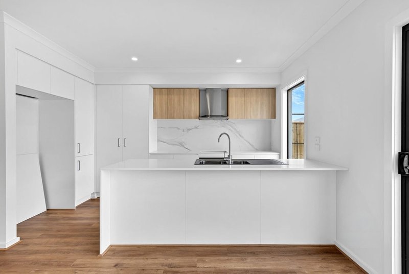 Photo - 29 Bergamot Boulevard, Mickleham VIC 3064 - Image 6