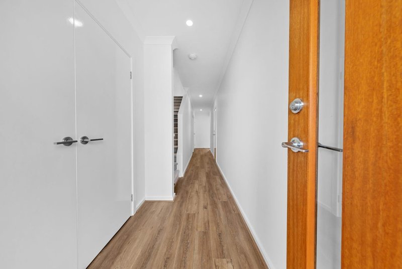 Photo - 29 Bergamot Boulevard, Mickleham VIC 3064 - Image 7