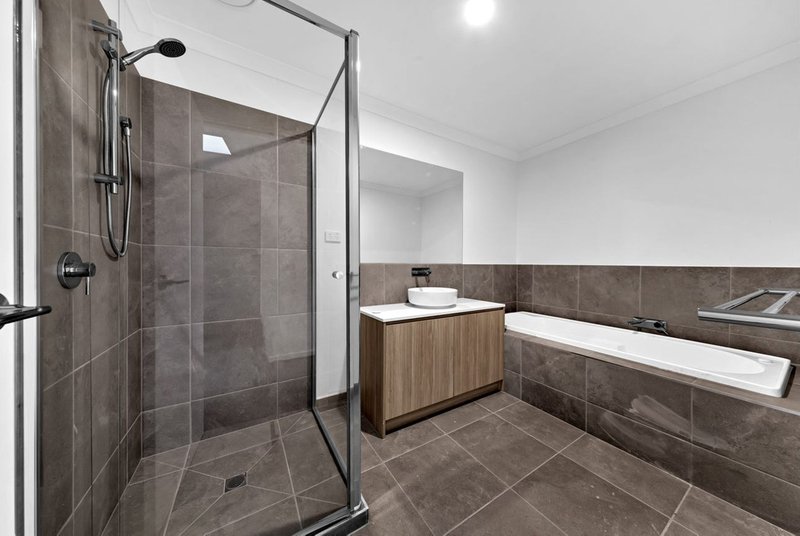 Photo - 29 Bergamot Boulevard, Mickleham VIC 3064 - Image 11
