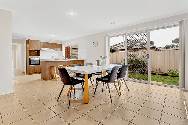 Photo - 29 Bowral Loop, Craigieburn VIC 3064 - Image 6