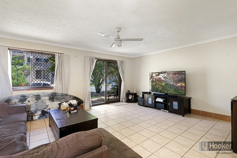 Photo - 2/9 Bradford Street, Labrador QLD 4215 - Image 2