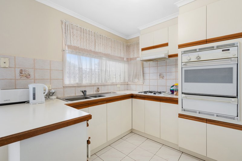 Photo - 2/9 Bradley Drive, Mill Park VIC 3082 - Image 3