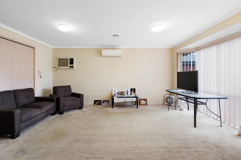 Photo - 2/9 Bradley Drive, Mill Park VIC 3082 - Image 5