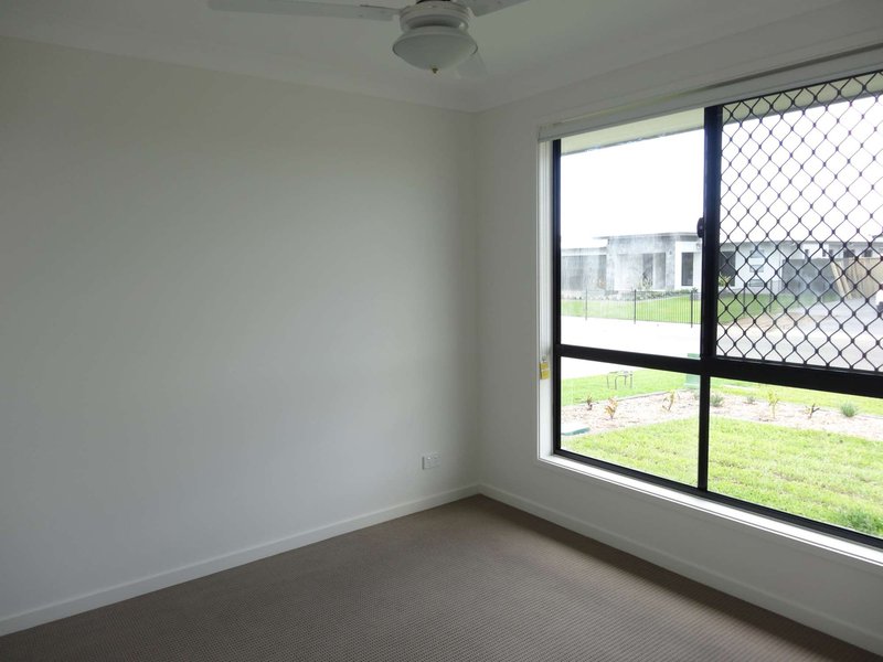 Photo - 2/9 Cassinia Street, Mount Low QLD 4818 - Image 2