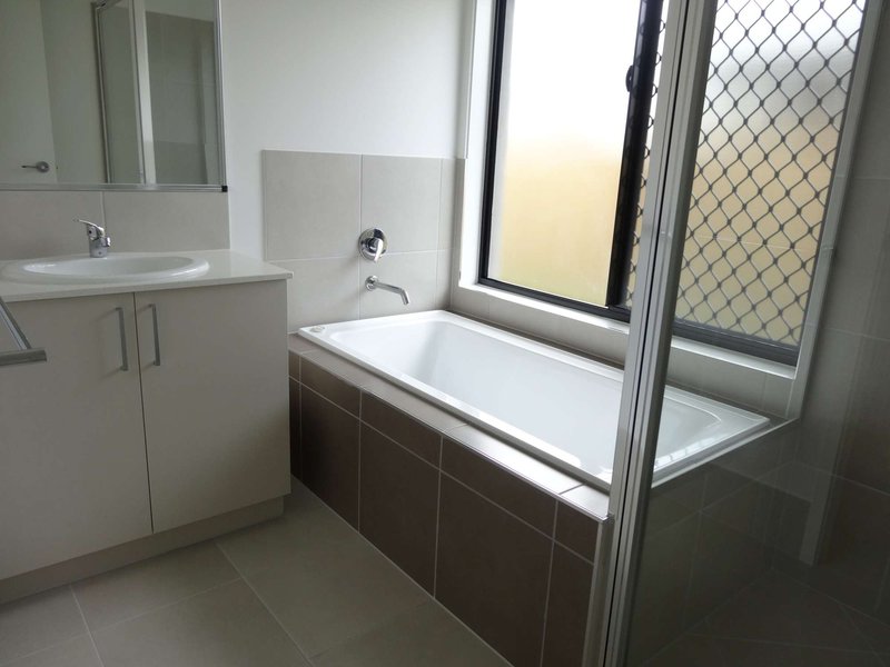 Photo - 2/9 Cassinia Street, Mount Low QLD 4818 - Image 4
