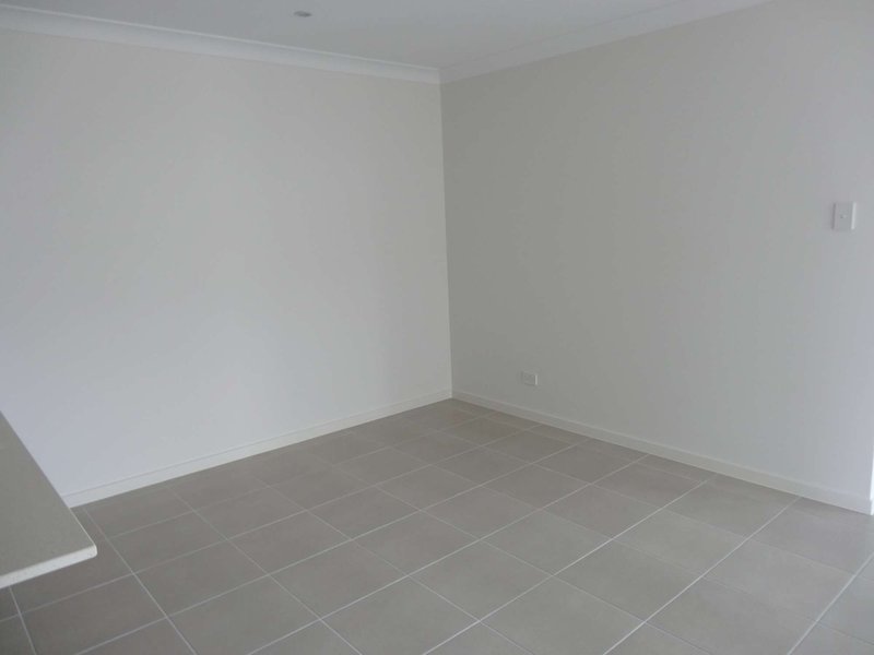 Photo - 2/9 Cassinia Street, Mount Low QLD 4818 - Image 5