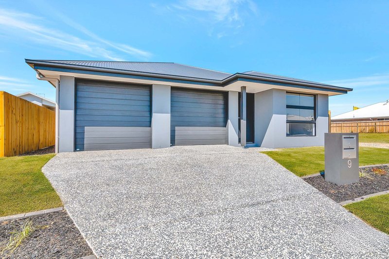 Photo - 2/9 Chisolm Way, Pimpama QLD 4209 - Image 1