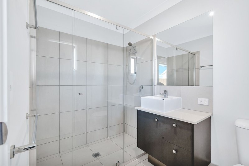 Photo - 2/9 Chisolm Way, Pimpama QLD 4209 - Image 6