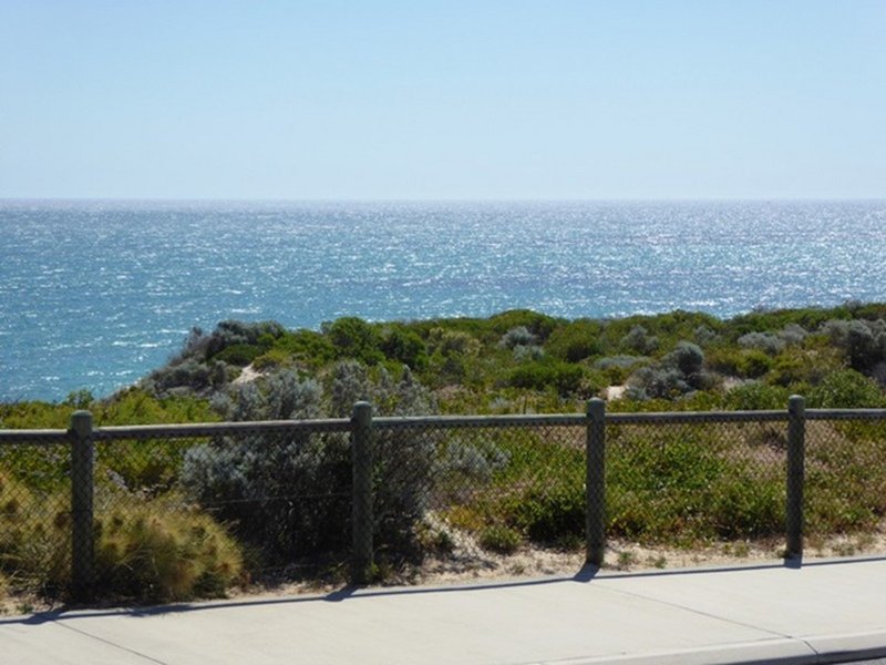 Photo - 29 Compass Circle, Yanchep WA 6035 - Image 3