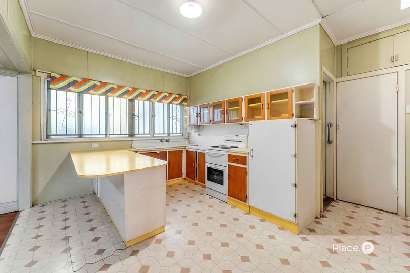 Photo - 29 Dante Drive, Seven Hills QLD 4170 - Image 5
