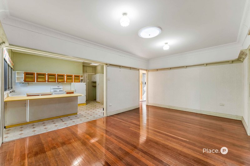 Photo - 29 Dante Drive, Seven Hills QLD 4170 - Image 6