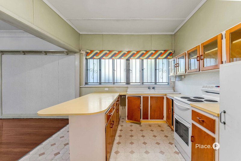 Photo - 29 Dante Drive, Seven Hills QLD 4170 - Image 8