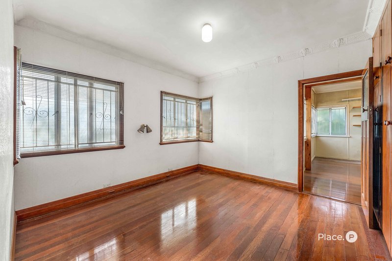 Photo - 29 Dante Drive, Seven Hills QLD 4170 - Image 10