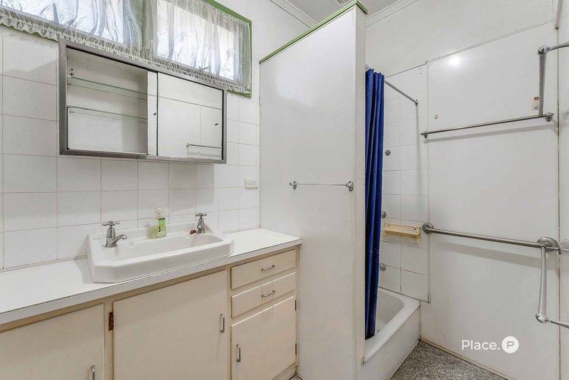 Photo - 29 Dante Drive, Seven Hills QLD 4170 - Image 12