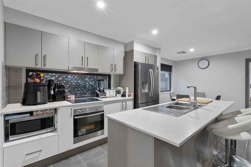 Photo - 29 Derwent Close, Holmview QLD 4207 - Image 3