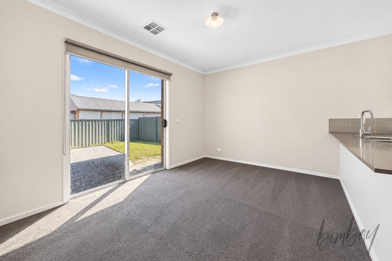 Photo - 29 Evergreen Crescent, Craigieburn VIC 3064 - Image 3