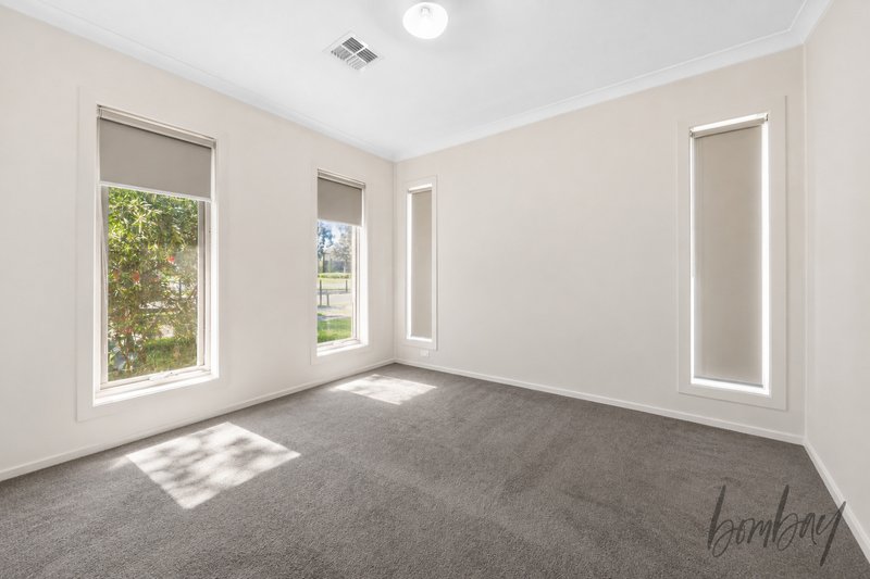 Photo - 29 Evergreen Crescent, Craigieburn VIC 3064 - Image 7