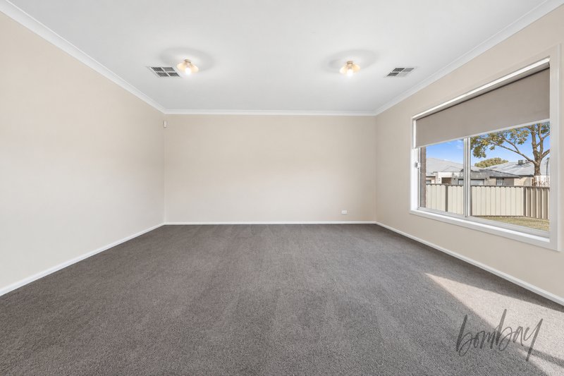Photo - 29 Evergreen Crescent, Craigieburn VIC 3064 - Image 11