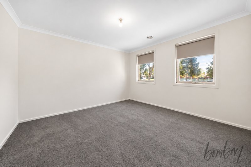 Photo - 29 Evergreen Crescent, Craigieburn VIC 3064 - Image 12