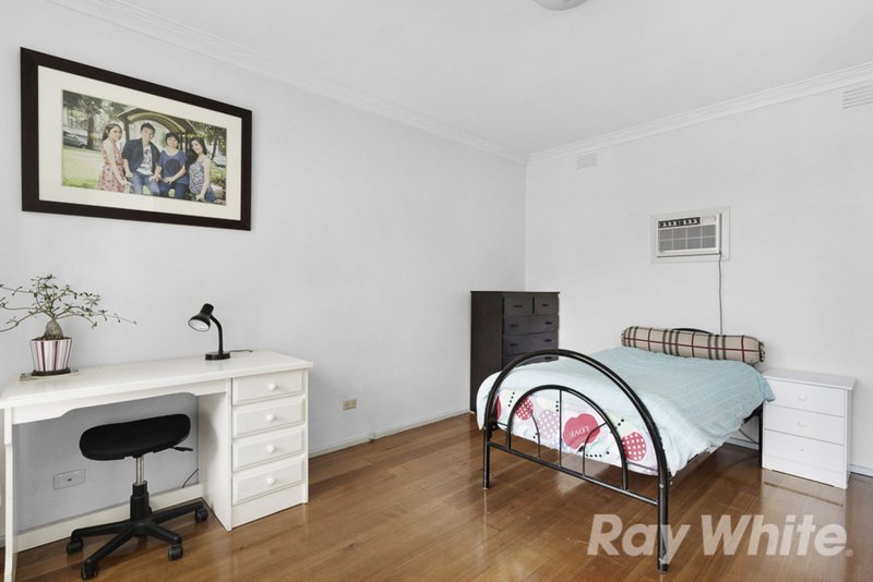 Photo - 29 Fernhurst Drive, Glen Waverley VIC 3150 - Image 6