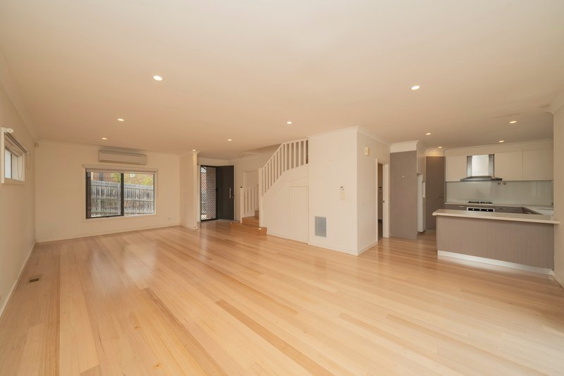 Photo - 2/9 Fulton Crescent, Burwood VIC 3125 - Image 2