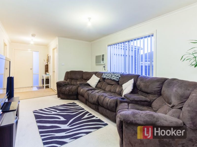 Photo - 29 Glenaire Crescent, Cranbourne West VIC 3977 - Image 7