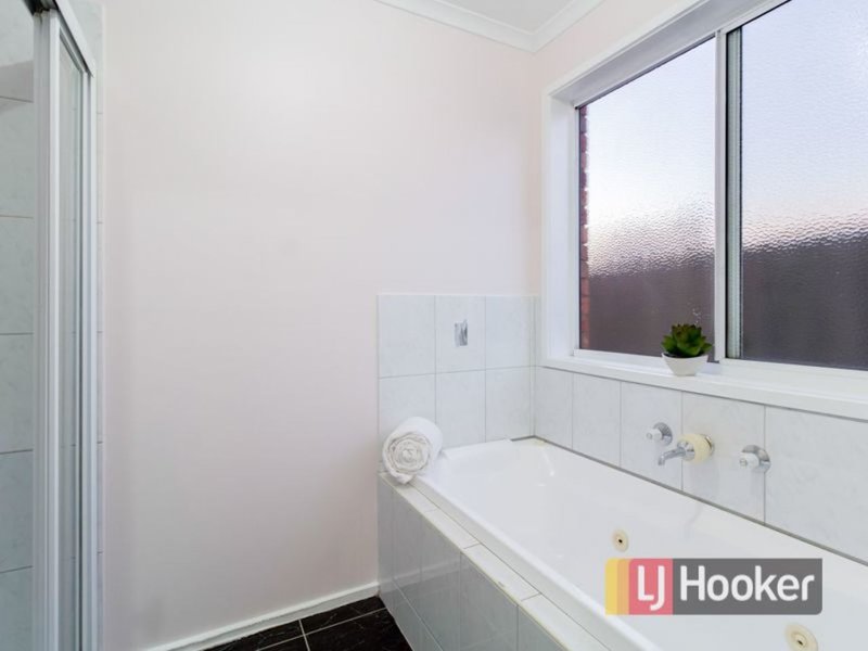 Photo - 29 Glenora Way, Hampton Park VIC 3976 - Image 12