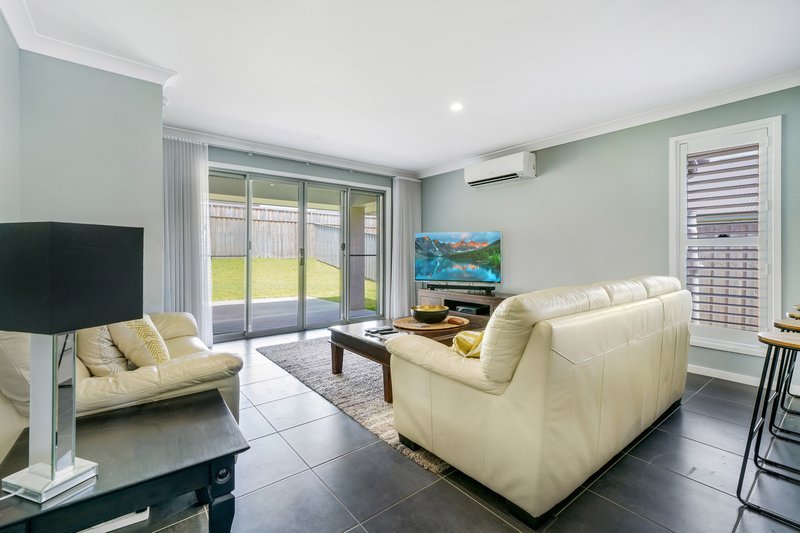 Photo - 29 Golden Whistler Avenue, Aberglasslyn NSW 2320 - Image 3