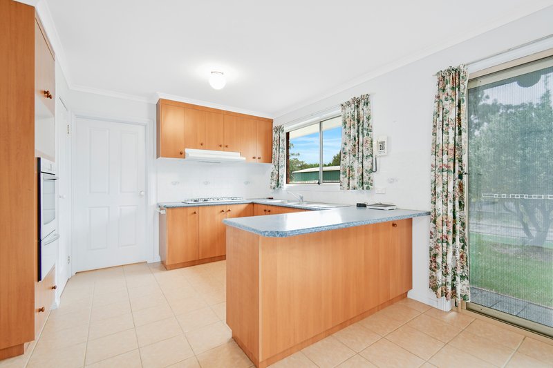 Photo - 29 Grevillea Place, Pakenham VIC 3810 - Image 3