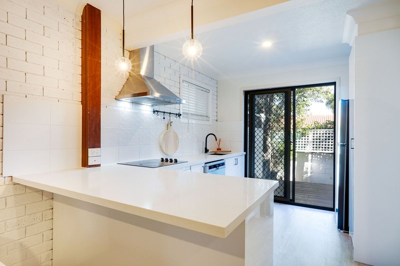 Photo - 2/9 Havana Key, Broadbeach Waters QLD 4218 - Image 5