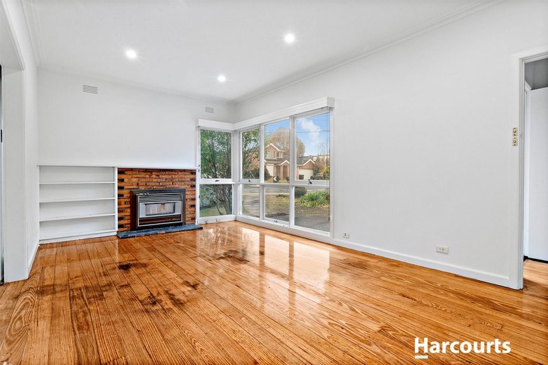 Photo - 29 Hinkler Road, Glen Waverley VIC 3150 - Image 3