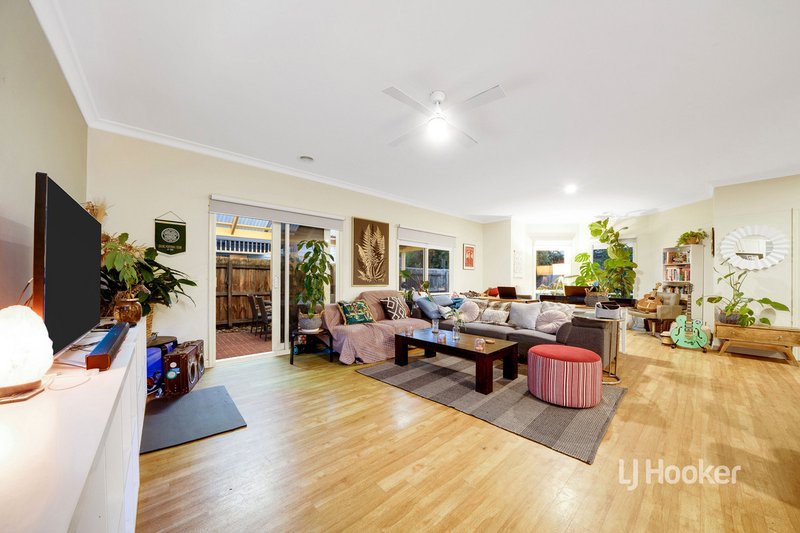 Photo - 29 Hollington Crescent, Point Cook VIC 3030 - Image 3